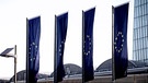 Flaggen vor dem Europäischen Parlament | Bild: BR