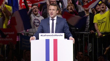Emmanuel Macron am Rednerpult | Bild: BR
