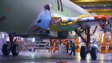 Werkhalle von Airbus: Montagearbeiten an einem Flugzeug | Bild: BR
