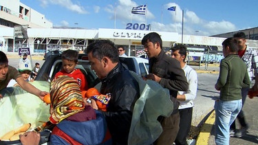 Flüchtlinge nehmen Brot von Athener Bürgern entgegen | Bild: BR