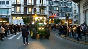 Demonstration mit einem Traktor auf der Straße | Bild: BR