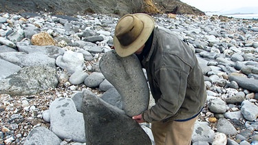 Adian Gray errichtet eine Steininstallation | Bild: BR
