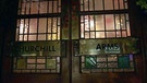 Der Eingang zum Churchill Arms | Bild: BR