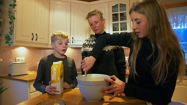 Hlin mit Wickie und Anna beim Kuchenbacken | Bild: BR