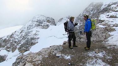 Reinhold Messner und Peter Schlickenrieder treffen sich auf dem Berg. | Bild: BR