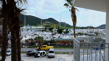 Hafen mit zerstörten Booten | Bild: BR