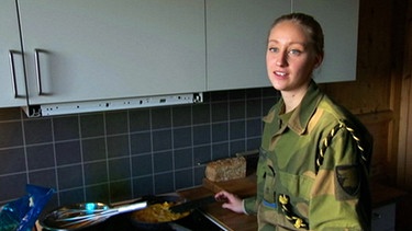 Soldatin Elisa Steinsland in der Küche | Bild: BR