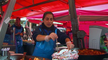 Eine Verkäuferin an ihrem Stand auf dem Fischmarkt | Bild: BR