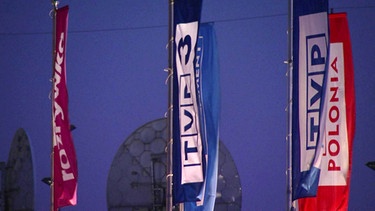 Flaggen vor dem Fernsehen TVP | Bild: BR