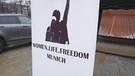Schild: Frauen-Leben-Freiheit | Bild: BR