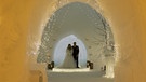 Hochzeitspaar in der Eiskapelle | Bild: BR