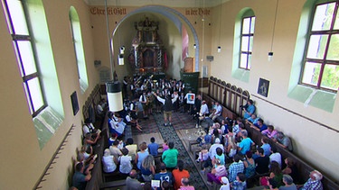 Konzert der Blaskapelle in einer Kirche | Bild: BR
