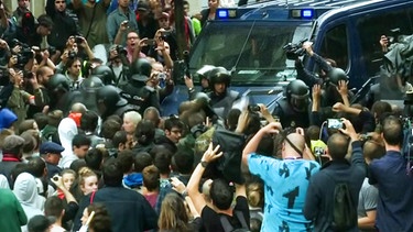 Spanische Polizisten gehen gegen Wähler vor | Bild: BR