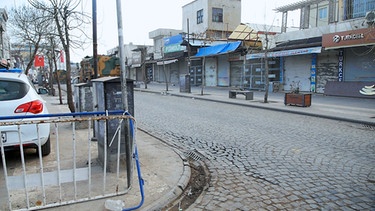 Eine verlassene Straße mit geschlossenen Geschäften | Bild: BR