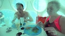 Ein Paar beim Essen im Unterwasserrestaurant | Bild: BR