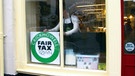Schild Fair Tax Down im Schaufenster | Bild: BR