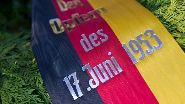 Gedenkkranz für Opfer des Volksaufstands 1953 | Bild: picture-alliance/dpa