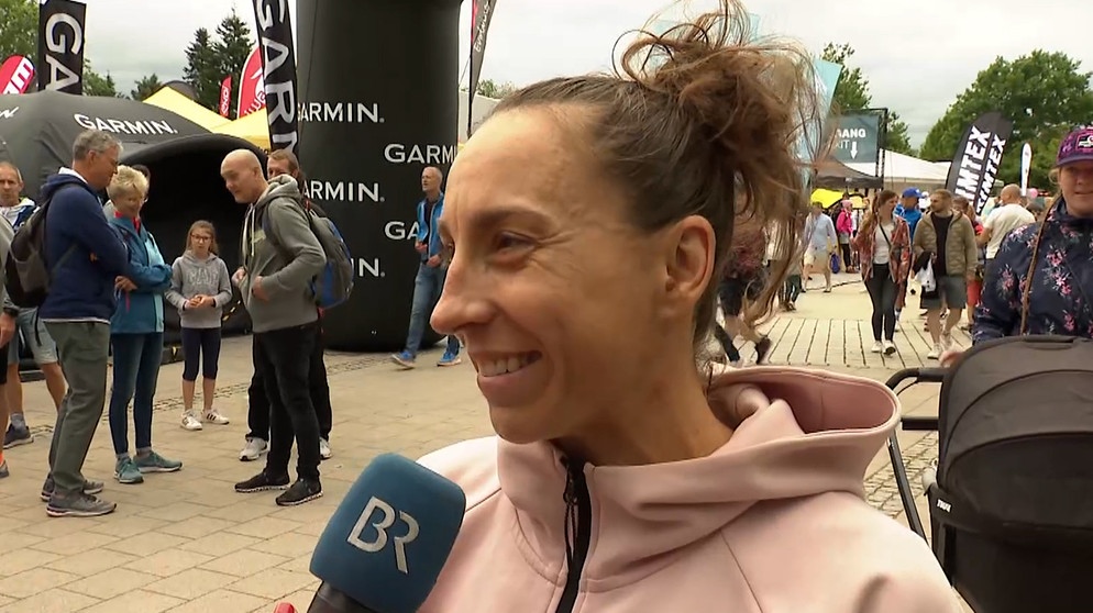 Triathletin Anne Haug wird vor dem Challenge Roth interviewt. | Bild: BR