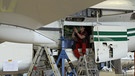 Die Nürnberger Fluggerätelektronikerin Nicole Klein arbeitet an einem offenen Flugzeug. | Bild: BR