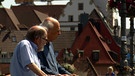 Die beiden Würzburger Peter Schnitter und Rainer Schenk stehen auf einer Brücke. | Bild: BR