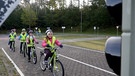 Kinder stehen mit ihren Fahrrädern an einer Ampel | Bild: BR