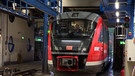 Kahlgrundbahn fährt in eine Werkstatt ein | Bild: BR