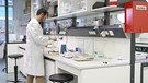 Doktorand Sammy Venegas in einem Labor | Bild: BR