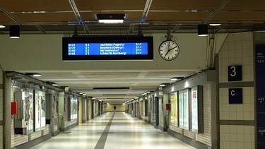Der Zugang zu den Gleisen am Nürnberger Hauptbahnhof | Bild: BR