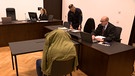Der Angeklagte im Gerichtssaal | Bild: BR