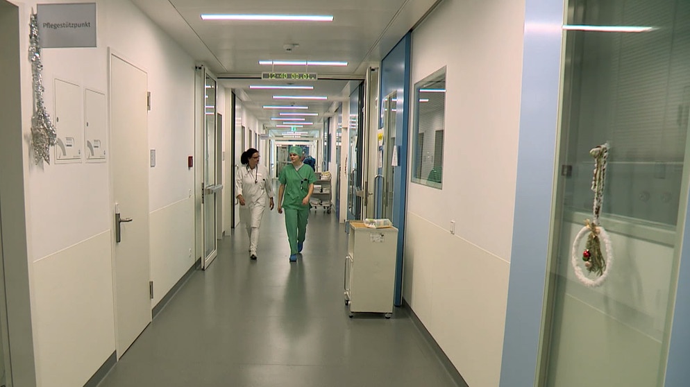 Zwei Frauen laufen einen Gang in einem Krankenhaus entlang | Bild: BR
