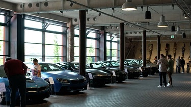 BMWs in einem Museum. | Bild: BR