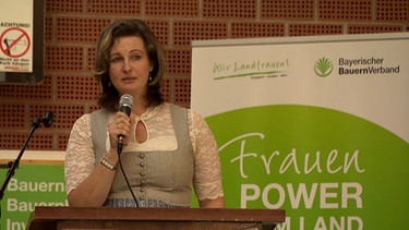 Kreisbäuerin Marion Fischer steht auf der Bühne und hält eine Rede. | Bild: BR