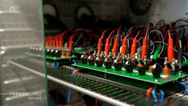 Ein Versuchsaufbau bei dem die Leistungsfähigkeit der verbesserten Natrium-Ionen-Batterien getestet wird. | Bild: BR