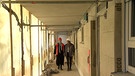 Zwei junge Frauenlaufen durch eine Baustelle | Bild: BR