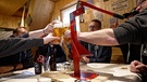 Ochsenhopf-Brauer stoßen mit ihrem Bier an. | Bild: BR