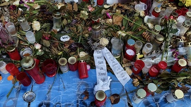 Gedenkstätte in der Nähe des Blumenladens, in dem eine Verkäuferin ermordet wurde. | Bild: BR