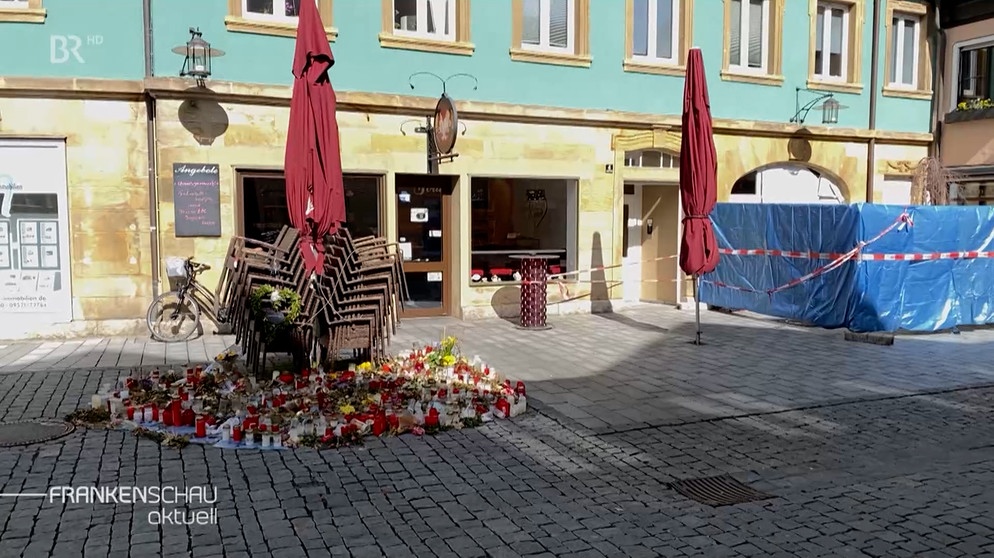 Tatort mit Blumen in Gedenken an das Opfer. | Bild: BR