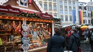 Süßigkeitenstand auf dem Weihnachtsmarkt | Bild: BR-Studio Franken/Tina Wenzel