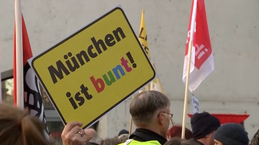 Ein Schild der Gruppe "München ist bunt", auch sie wollen außerhalb der Demos mehr Arbeit gegen Nationalismus und Rassismus organisieren. | Bild: BR