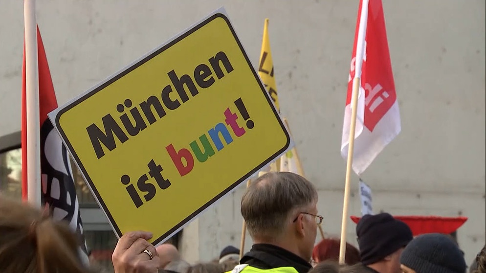 Ein Schild der Gruppe "München ist bunt", auch sie wollen außerhalb der Demos mehr Arbeit gegen Nationalismus und Rassismus organisieren. | Bild: BR