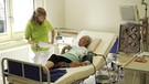 Zum Leidwesen vieler Patienten sehen sich immer mehr Dialyse-Zentren zu einer Schließung gezwungen.  | Bild: BR
