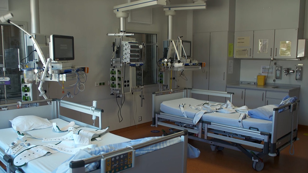 Ein Krankenhauszimmer mit Toxbetten, hier werden Patienten mit Drogenvergiftungen angebunden um Verletzungen vorzubeugen. | Bild: BR