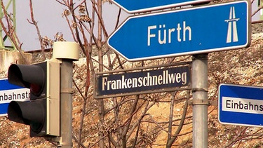 Der Schilderweld am Frankenschnellweg der Nürnberger Stadtautobahn. | Bild: BR