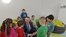 Bürgermeister von Fürth Thomas Jung mit Kindern. | Bild: BR
