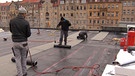 Baurarbeiter führen Arbeiten auf einem Dach durch. | Bild: BR