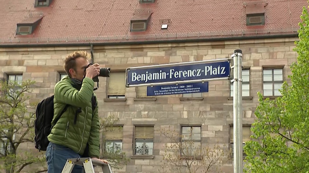 Neues Straßenschild des Benjamin-Ferencz-Platz. | Bild: BR