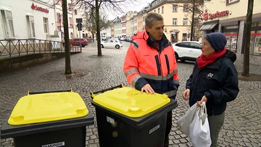 Eine BR-Korrespondentin und ein Vertreter des "Abfallzweckverbandes Hof" im Gespräch über die "Gelbe Tonne". | Bild: BR