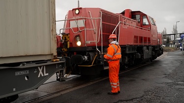 Ein privater Güterzug wird bei der ISG-Logistik fertiggemacht. | Bild: BR