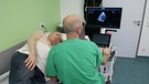Ein Mann mit Herzinsuffizienz wird im Klinikum Nürnberg untersucht. | Bild: BR