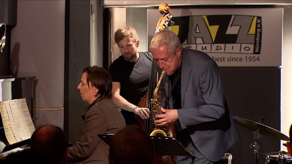 Eine Band steht auf der Bühne im Jazzstudio Nürnberg. | Bild: BR